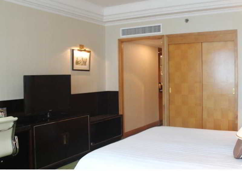 Renaissance Shenzhen Luohu Hotel Exterior photo